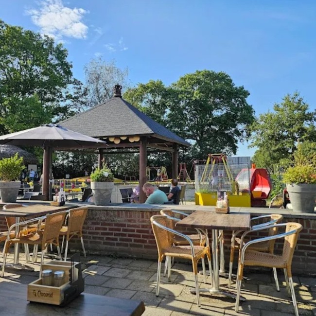 Koffie met lekkernijen op het terras van Eetcafe Klein Amerika