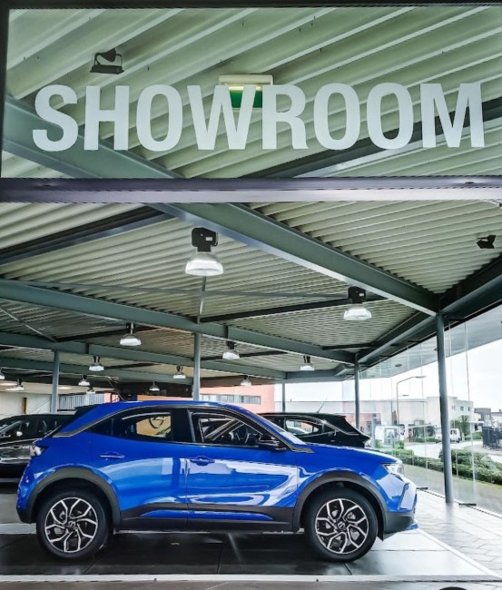 opel graumans baarle nassau showroom met blauwe opel suv