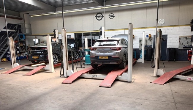 opel graumans baarle nassau werkplaats met opel op autobrug