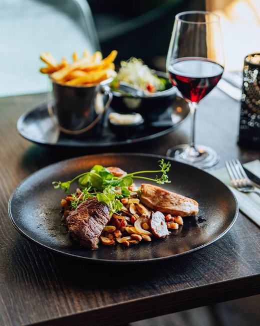 Luxe diner met rode wijn bij Het Wapen van Stellendam