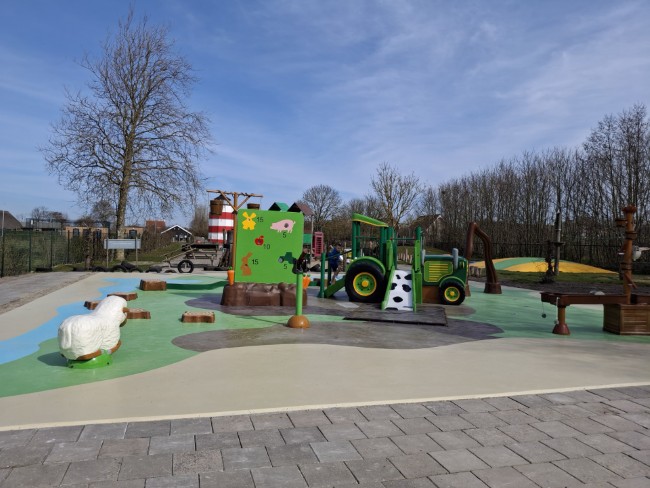 speeltractor en educatieve spelelementen buiten bij speelboerderij pierewiet nieuwvliet
