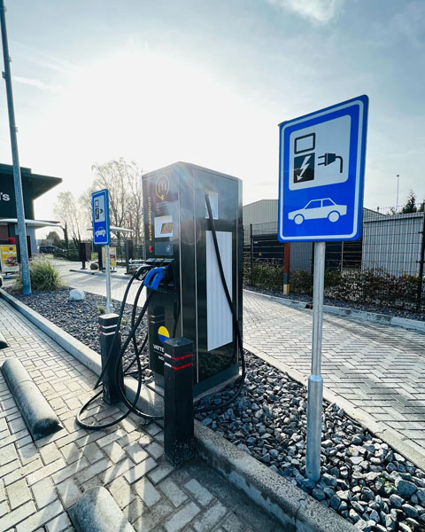 Elektrische auto laden bij McDonald's Stadskanaal