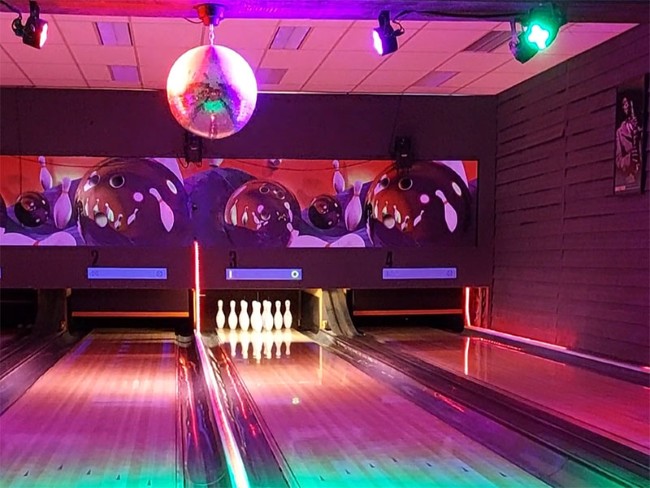 Gezellig bowlen met discobal bij Recreatieboerderij De Kleine Biesbosch