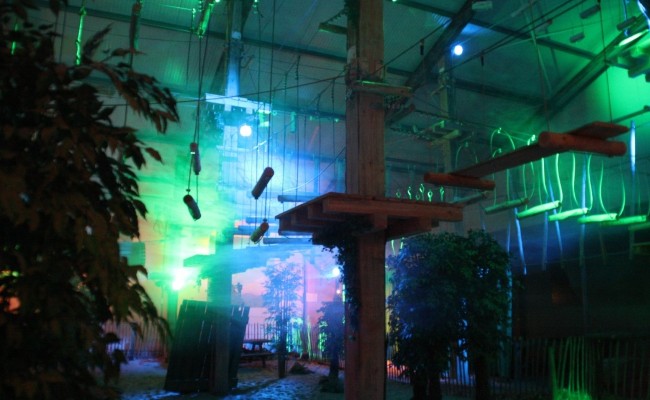 Indoor klimparcours met lichtshow bij Recreatieboerderij De Kleine Biesbosch