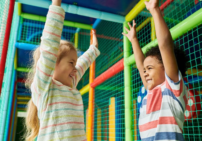 Kinderen spelen samen in binnenspeeltuin bij Recreatieboerderij De Kleine Biesbosch
