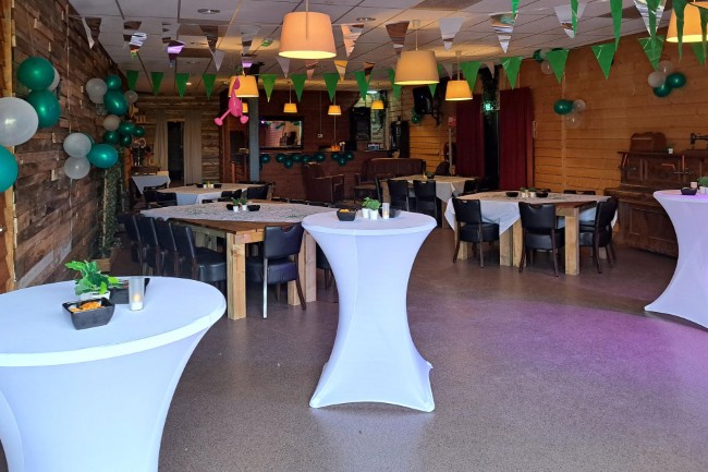 Sfeervolle feestzaal met decoratie bij Recreatieboerderij De Kleine Biesbosch
