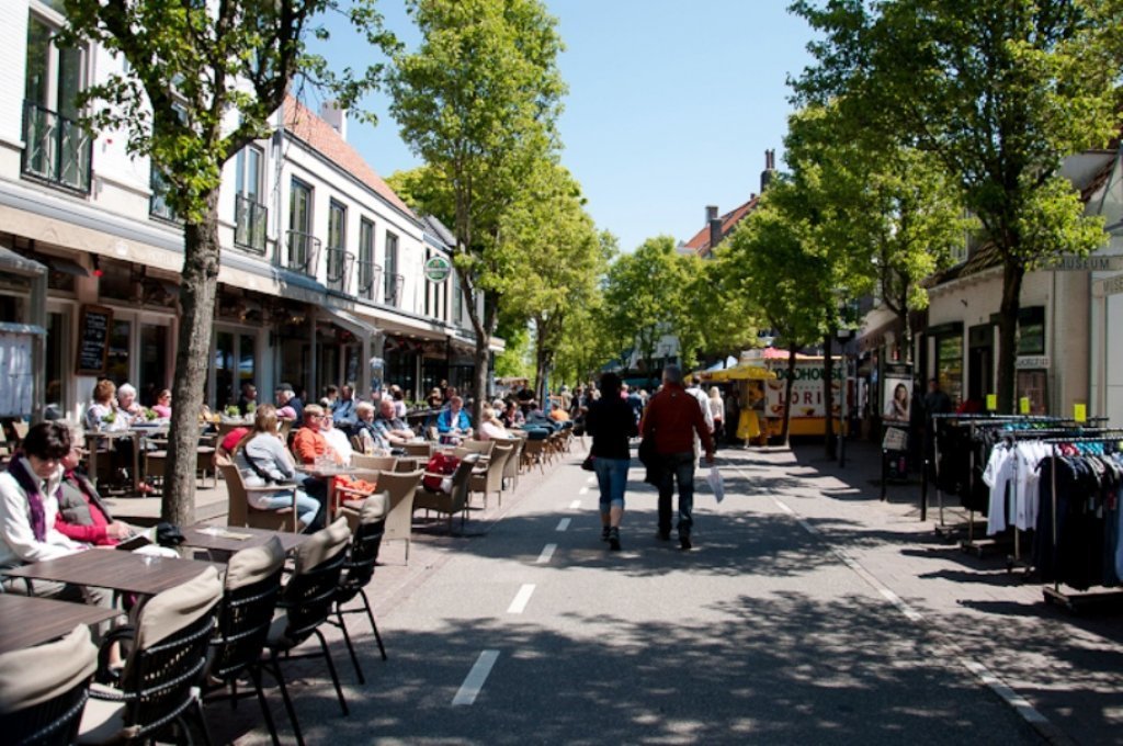 Terrasje pakken, of lekker dineren. Bezoek Domburg