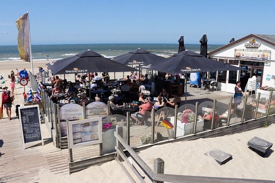 Heerlijk aan het strand genieten in Domburg, dagje uit, biertje of een wijntje in de zon