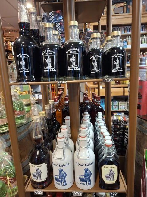 ambachtelijke likeurflessen en kruiken slijterij rijen