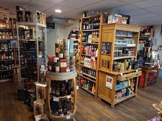 interieur slijterij met whisky rum en likeuren op houten schappen