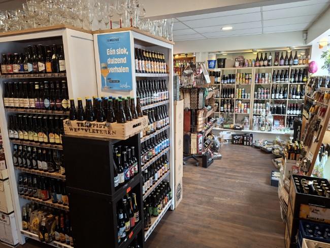 speciaalbierwand met trappisten en craft bieren slijterij rijen