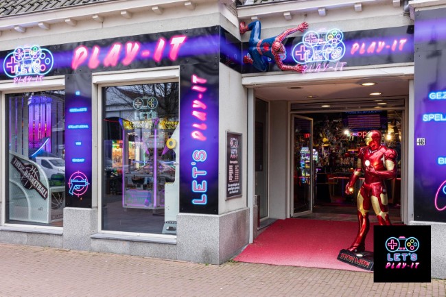 buitenkant van lets play it etten leur met iron man beeld en uitnodigende ingang