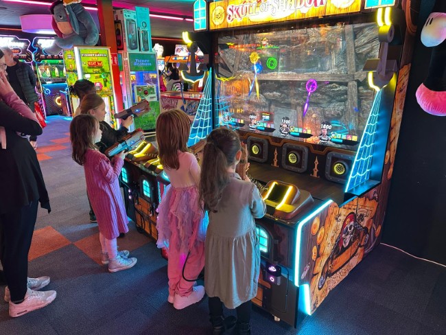meisjes spelen het interactieve schietspel skull of shadow bij lets play it etten leur