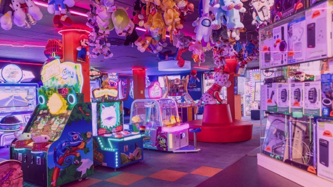 overzicht van felle neonverlichting en speelautomaten bij lets play it etten leur