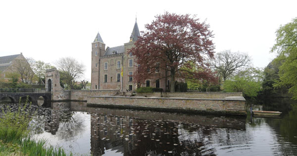 Kasteel in Burgh-Haamstede aan het water, slot Haamstede