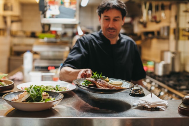 Chef aan het werk in de keuken van Bistro de Buurman Breskens