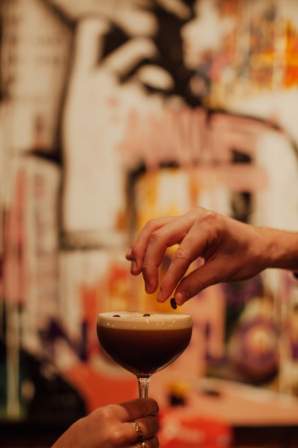Espresso Martini geserveerd in stijl bij Bistro de Buurman Breskens