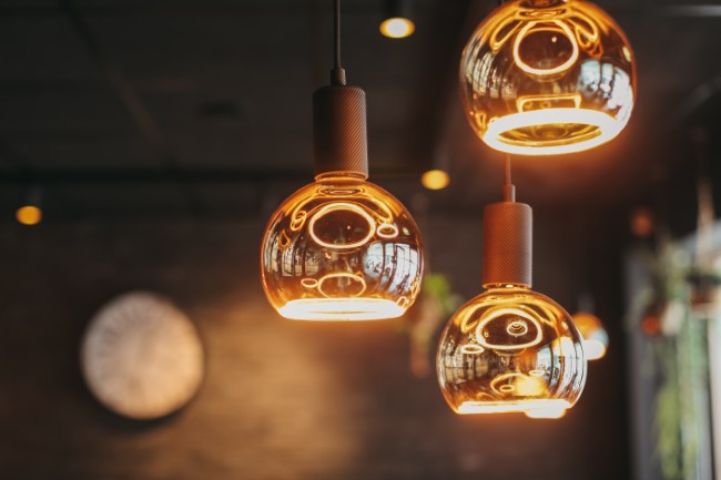 Moderne hanglampen en sfeervolle verlichting bij Bistro de Buurman Breskens