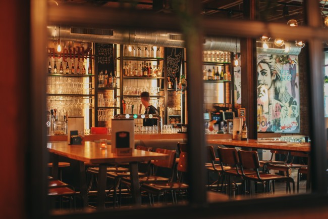 Sfeervolle bar en interieur bij Bistro de Buurman Breskens