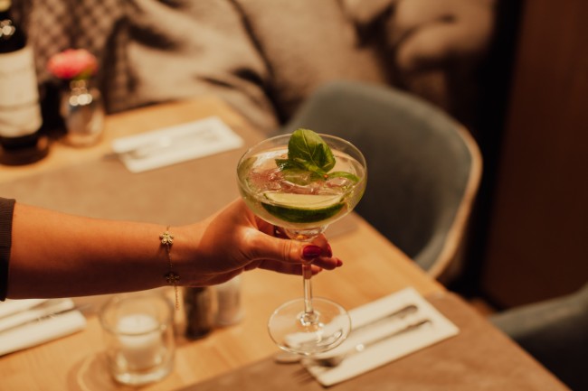 Verfrissende cocktail met limoen en munt bij Bistro de Buurman Breskens