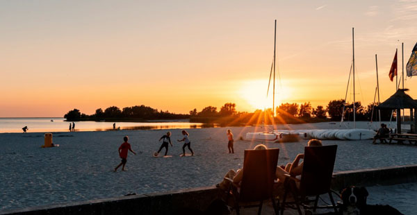 Heerlijk aan het strand genieten in Makkum