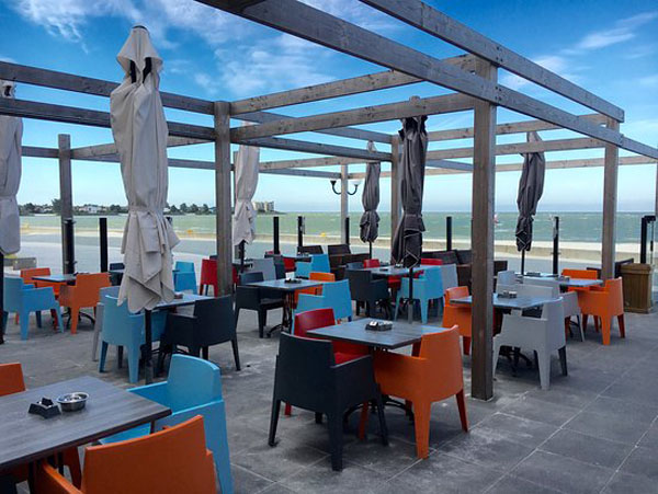 Terras aan het strand, geniet in Makkum.