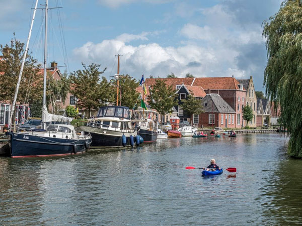 Makkum, genieten aan het water, kanoën, varen en meer