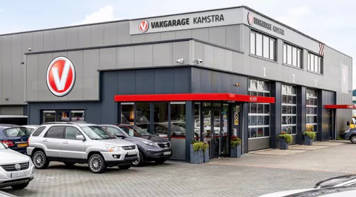 voorgevel vakgarage kamstra met geparkeerde auto