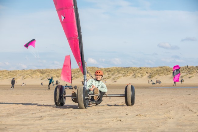 Actief blokarten op het strand bij Natural High Brouwersdam