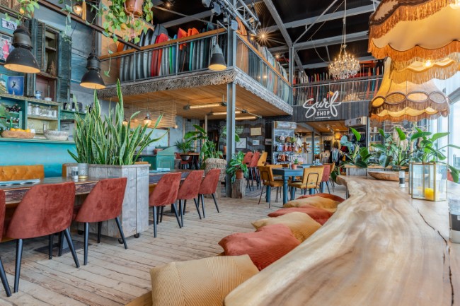 Sfeervol interieur van Natural High Beachclub aan de Brouwersdam