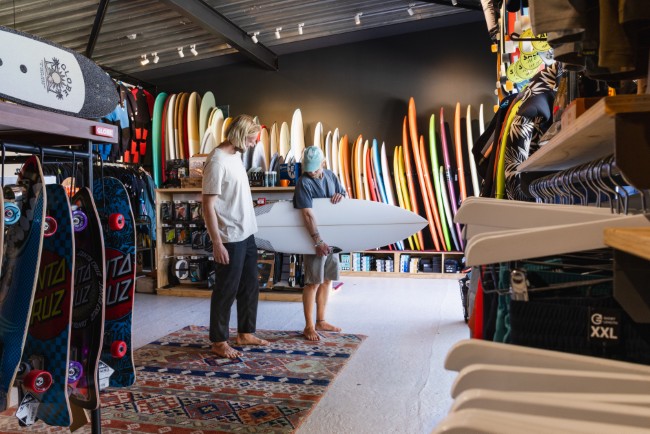 Surfborden kiezen in de Natural High Surfshop aan de Brouwersdam