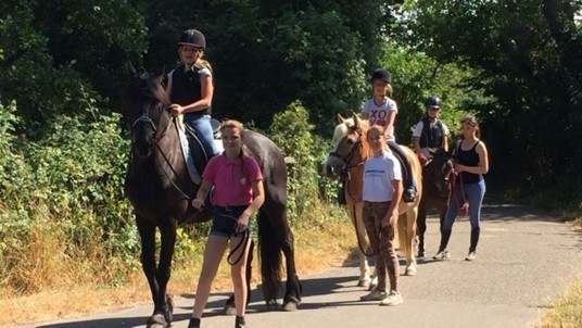 kinderen te paard door water bij manege de dijkgraaf ouddorp