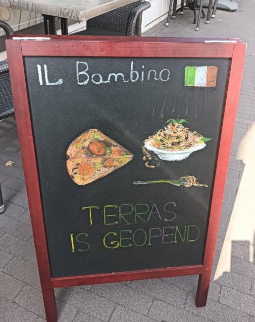zonnig terras voor il bambino in Zundert met krijtbord en zitplekken langs de straat