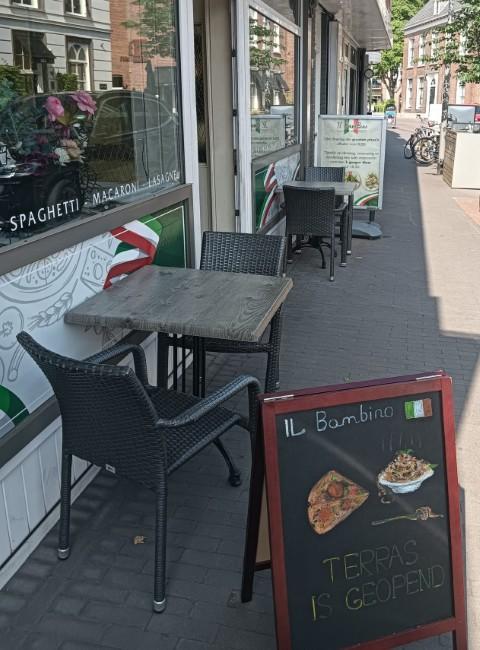 zwarte krijtbord van il bambino in Zundert kondigt met kleurrijke tekening de opening van het terras aan