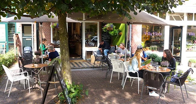 Heerlijk op het terras, restaurant, cafe, buitenleven Door - Maarn