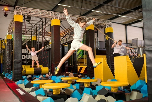 avontuurlijke obstakelbaan voor kinderen bij trampolinepark you jump tilburg
