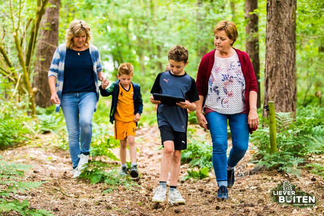 familie_geniet_van_een_wandeltocht_met_tablet_bij_liever_buiten_deurne