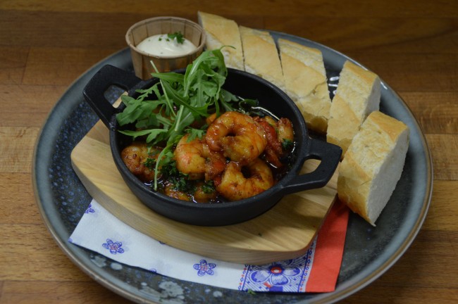 garnalen in knoflookolie met brood en dip