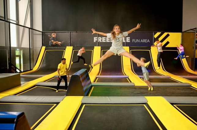 kinderen springen enthousiast in de fun area van trampolinepark you jump tilburg