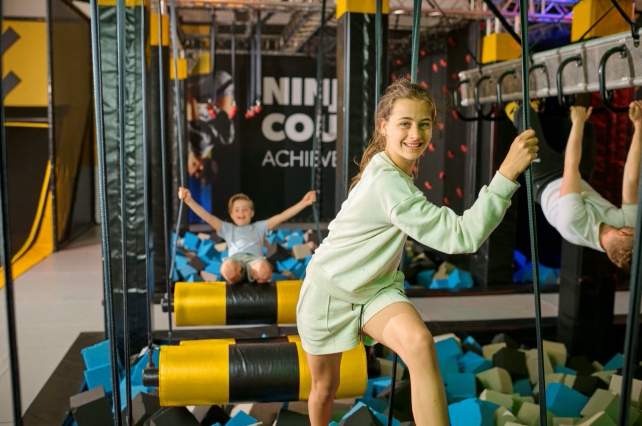 kinderen trotseren de ninja obstakels bij trampolinepark you jump tilburg