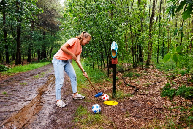 outdoor minigolf spel in het bos met kleurrijke ballen
