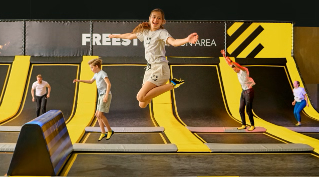 vrolijk springend meisje in de freestyle trampolinezone van trampolinepark you jump tilburg