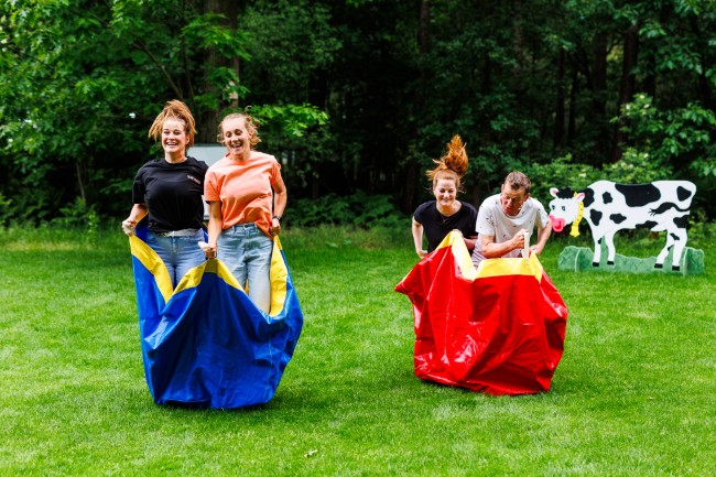 zaklopen in het bos met vrienden tijdens outdoor activiteit