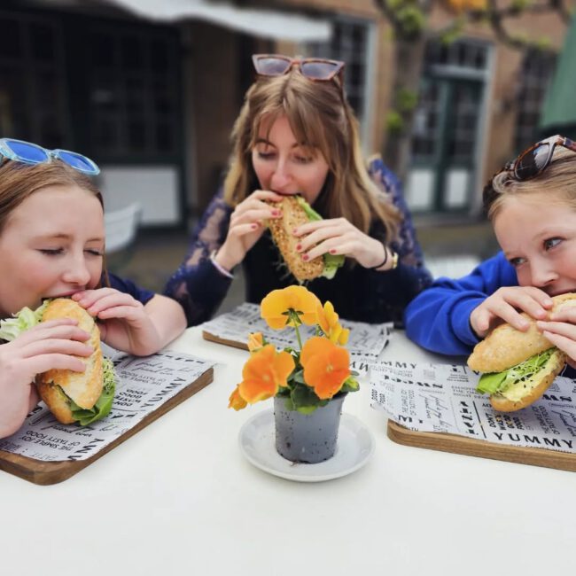 gezellig broodjes eten op het terras bij de bakkerieje groede