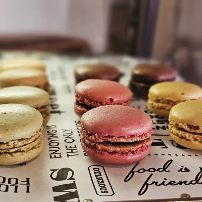 kleurrijke macarons bij de bakkerieje groede