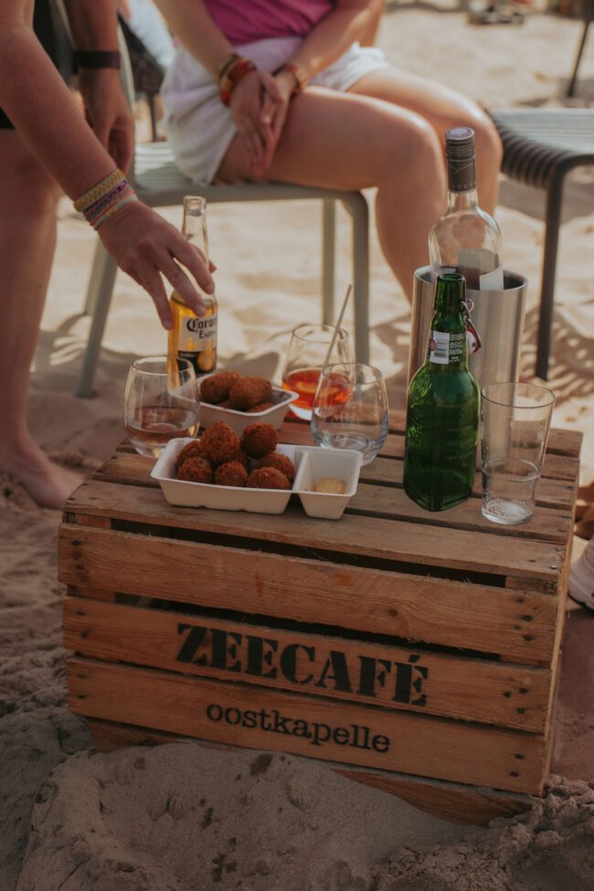 borrelplank en drankjes op het strand bij zeecafe oostkapelle