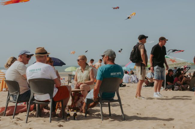 gezellig samen genieten op het strand bij zeecafe oostkapelle