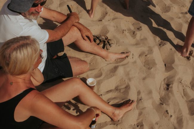 ontspannen strandmoment bij zeecafe oostkapelle
