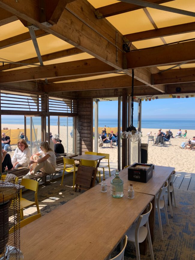 sfeervol interieur met uitzicht op het strand bij zeecafe oostkapelle