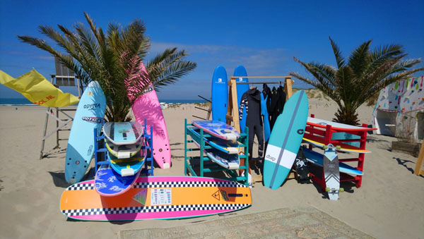 Surfplanken op het strand bij deSurfschool